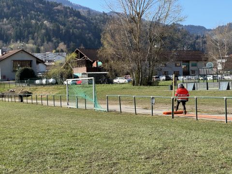 Interdiction d'aller sur le stade de foot en herbe