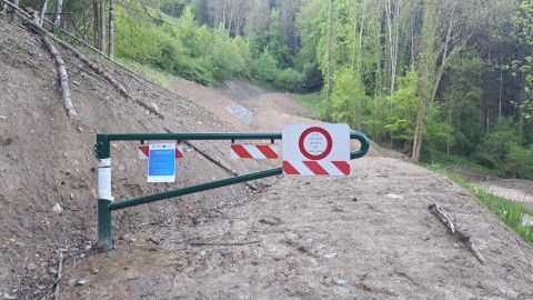 Création d'une place de dépôt et piste de débardage associé secteur Coudrai-Moret co-financée par l'Union européenne  et la Région Rhônes Alpes 