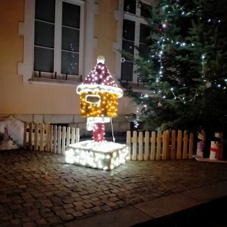 Boîte aux lettres du Père Noël devant la mairie de Crêts en Belledonne