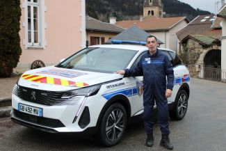 policier municipal et sa voiture de fonction à Crêts en Belledonne